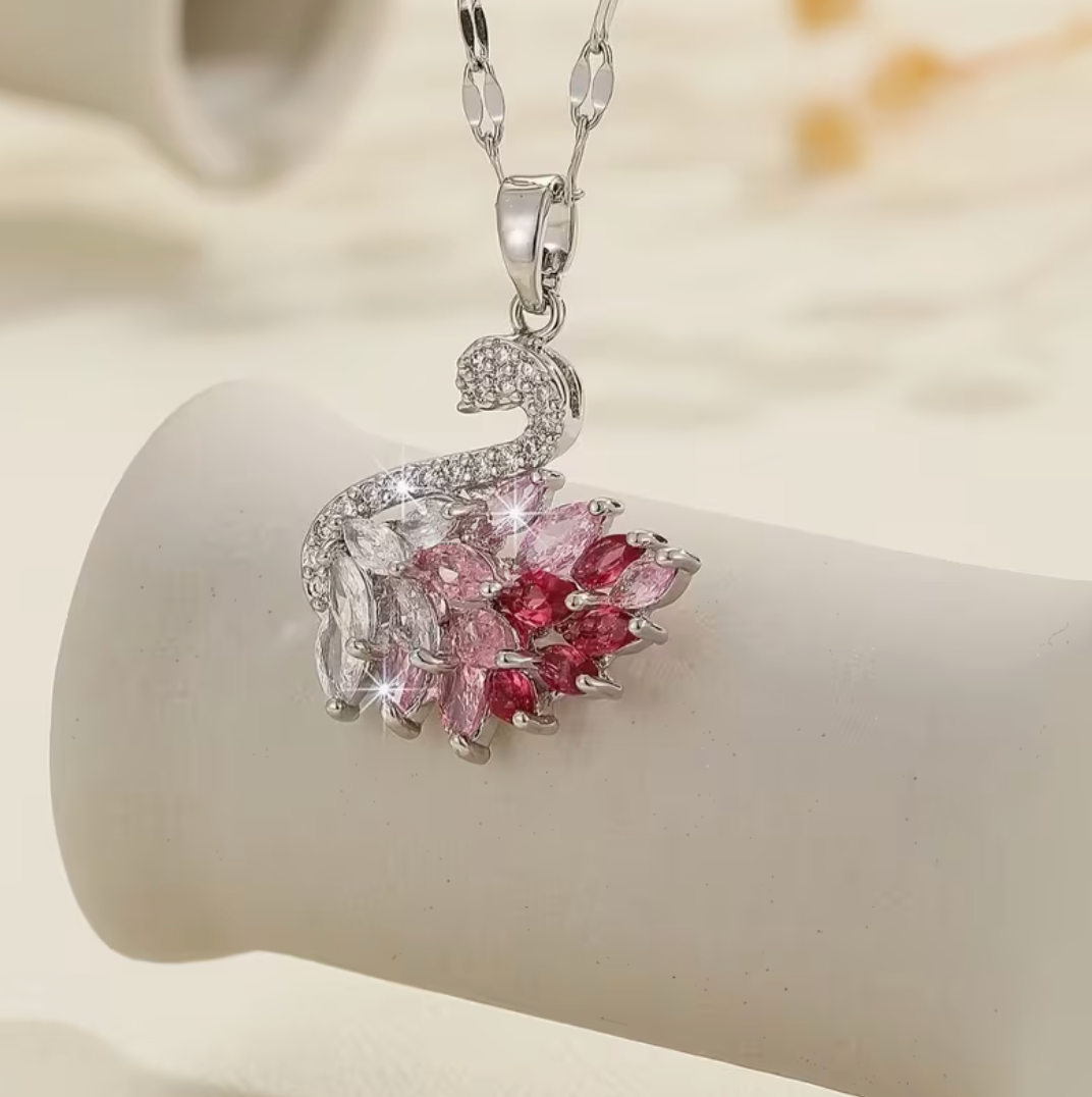 Pendentif cygne serti de pierres scintillantes rose