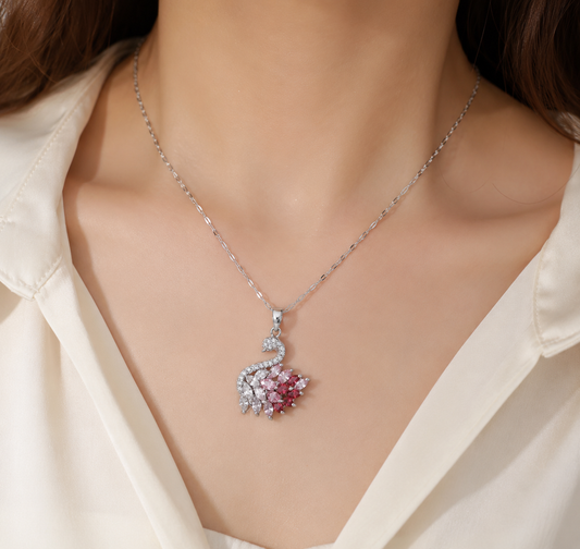 Pendentif cygne serti de pierres scintillantes rose